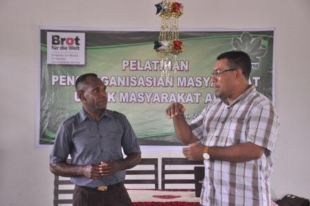 SE JERAT saat dibantu penerjemaan bahsa oleh Barthol Kubu