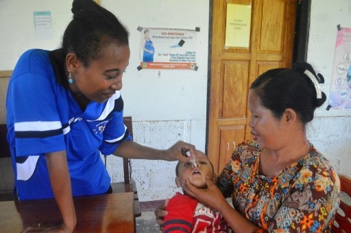 Seorang Suster di Kampung Yamana sedang memberikan tetes imunisasi dalam PIN yang berlangsung dari tanggal 8-15 Maret 2016.(Foto Harun Rumbarar / JERAT Papua) 