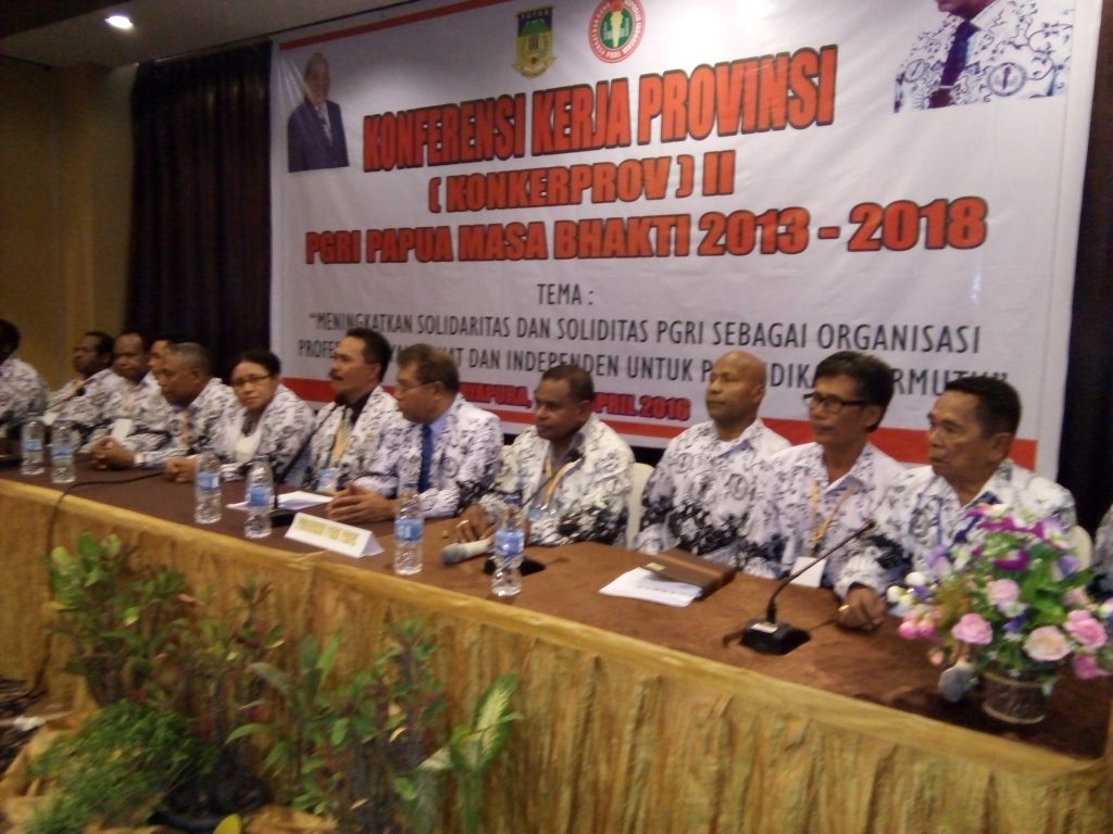 Ketua PGRI Kota Jayapura, Roberth J. Betaubun, saat memberikan Arahan