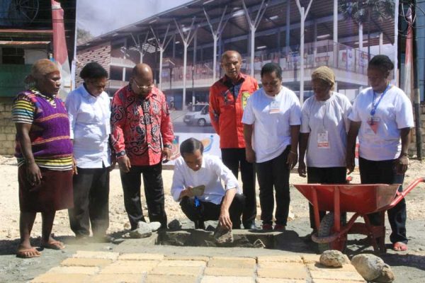 Presiden Jokowi Didampingi Gubernur Papua Lukas Enembe, Wali Kota Jayapura Benhur Tomi Mano Dan Perwakilan Mama Mama Papua Meletakan Batu Pertama Pembangunan Pasar – Jubi/Alex