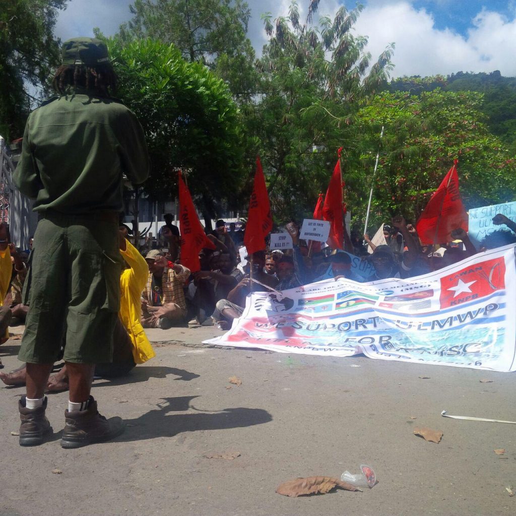 Aksi Damai di depan Gapura UNCEN (13/4/16)