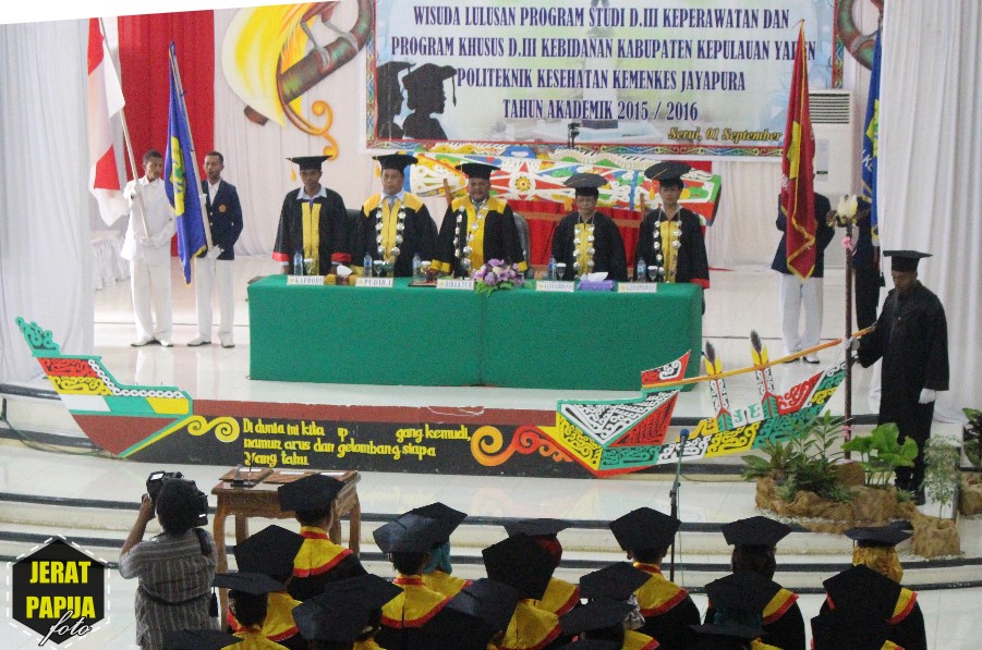 Acara Wisuda Poltekes Kabupaten Kepulauan Yapen di Gedung Silas Papare Serui (1/9/16)-Foto : Mark Imbiri