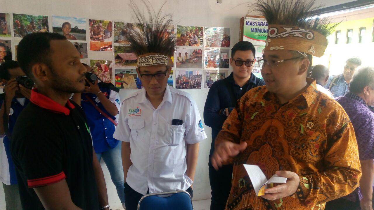 Staff JERAT Papua, Jimy saat memberikan keterangan kepada KemKomInfo RI, tentang perkembangan kerja JERAT Papua dengan Suku Momuna