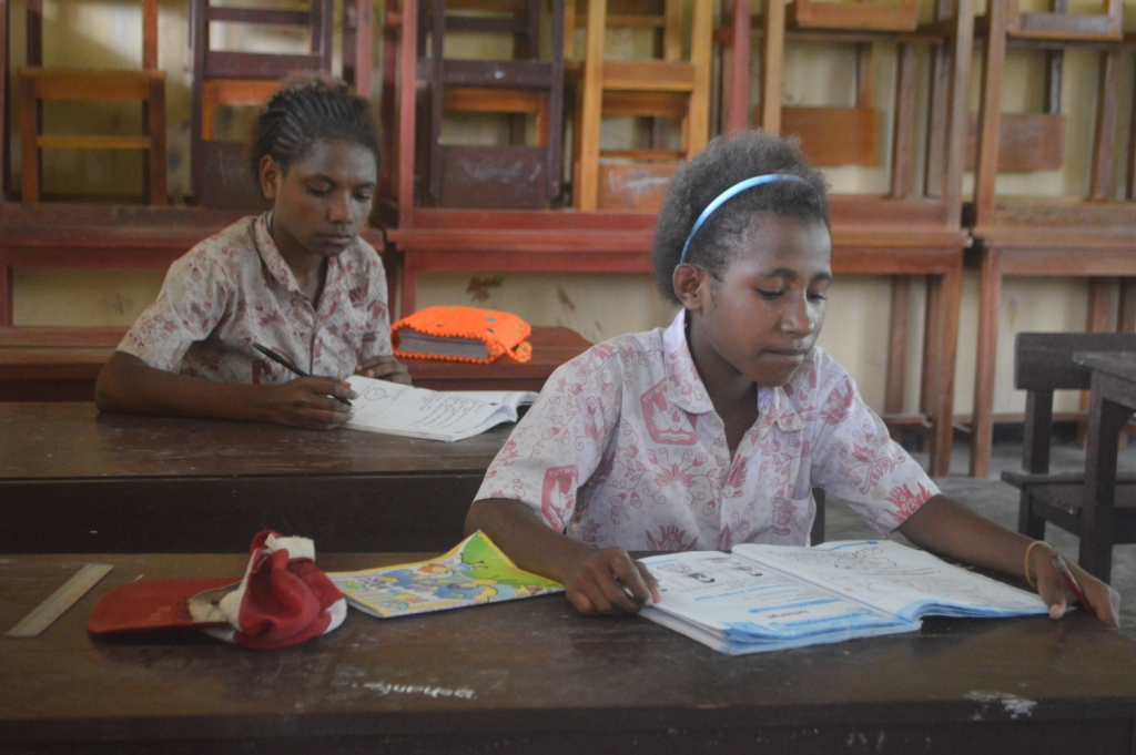 Siswa Kelas VI SD Inpres Kwini sedang menyimak pelajaran yang disampaikan oleh guru mereka ( Foto Harun Rumbarar / JERAT Papua)
