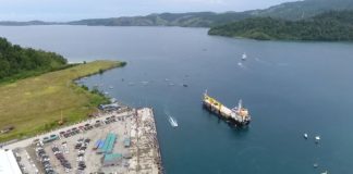 Tampak Gambar Udara Kapal .Nusantara 2 saat akan masuk di Pelabuhan Peti Kemas Depapre Kabupaten Jayapura ( Foto ; Nesta Makuba )