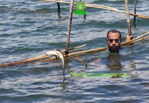 Salah satu pemudah Adat di Kampung Hebhaebulu Yoka yang sedang memanen ikan di Bhukere menggunakan Alat Tradisional Asli Suku Sentani "Khonim Alona "' ( Foto : Nesta Makuba )