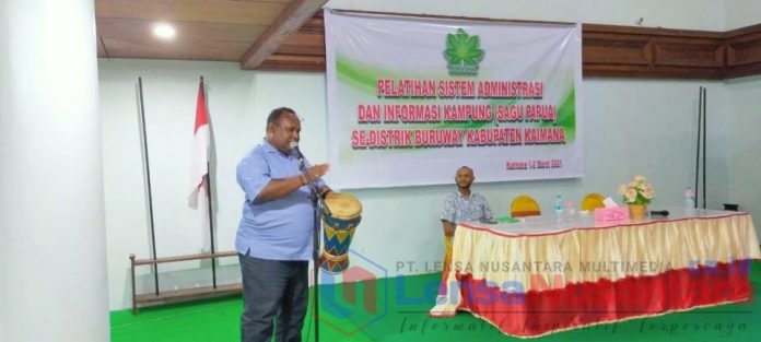Kepala Distrik Buruway Arsad Watora dan Staf Jerat Papua Jimy Beay Saat membuka Pelatihan SAIK ( Sagu Papua )