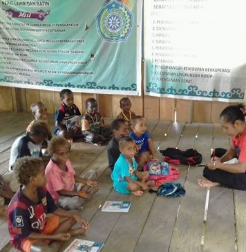 Aktifitas Belajar di Sekolah Kampung di Kabupaten Yahukimo Papua (Foto : Nesta / Jeratpapua.org)