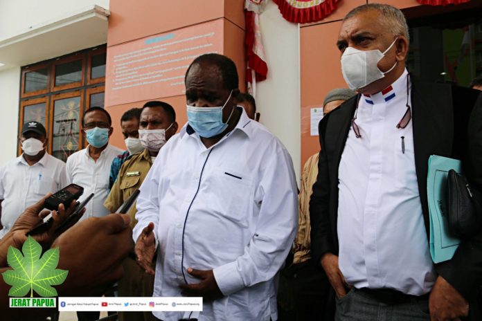 Bupati Sorong Jhony Kamuru (kanan) di Damping Tim Kuasa Hukum Pieter Ell (kiri ), Foto : harun/ jeratpapua.org Bupati Sorong Jhony Kamuru (kanan) di Damping Tim Kuasa Hukum Pieter Ell (kiri ), Foto : harun/ jeratpapua.org