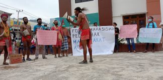 Forum Peduli Masyarakat Adat saat menggelar Aksi Unjuk Rasa di PTUN Jayapura , Foto : Nesta makuba /Jerat