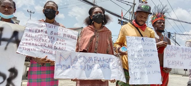 Mahasiswa Sorong Raya dari Forum Mahasiswa peduli Masyarakat Adat saat menggelar aksi di PTUN Jayapura, Foto : nesta/jeratpapua.org