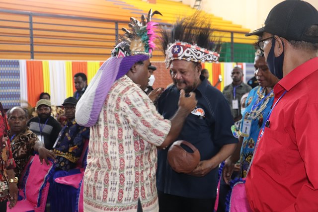 Mananwir Yan Piet Yarangga saat mendapatkan ucapan selamat dari Delegasi yang hadir pada Konfrensi Besar Masyarakat Adat Papua ke-IV di Kaimana Papua Barat , Foto : Nesta Makuba /Jerat Papua