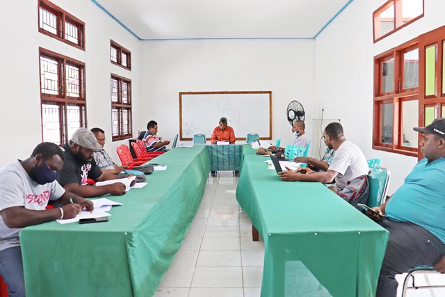Ketua Dewan Adat Kaimana Yohanes Warfete saat memipin diskusi, Indetifikasi Suku-suku Asli di Kaimana yang di gelar Jerat Papua di ruang Rapat Kantor Dewan adat kaimana , foto : nesta /jeratpapua.org Ketua Dewan Adat Kaimana Yohanes Warfete saat memipin diskusi, Indetifikasi Suku-suku Asli di Kaimana yang di gelar Jerat Papua di ruang Rapat Kantor Dewan adat kaimana , foto : nesta /jeratpapua.org