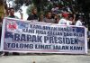Masyarakat Adat Sentani Barat Moi - dan Teluk Tanah Merah saat melakukan aksi Tagih Janji Pemerintah Bangun Jalan Sentani Depapre, foto : nesta/jeratpapua.org