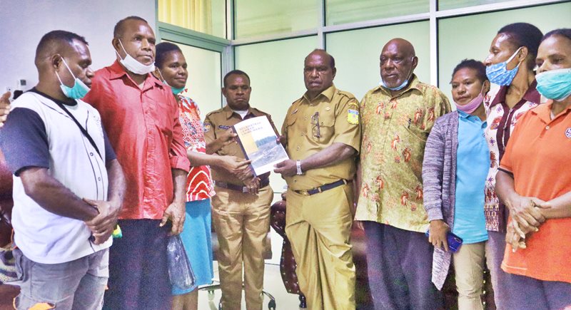Masyarakat Adat Grime Nawa dan Kualisi Selamatkan Lembah Grime Nawa saat menyerahkan Kertas Kebijakan Kepada Kepala Dinas Penanaman Modal dan PTSP Provinsi Papua, foto : nesta/jeratpapua.org