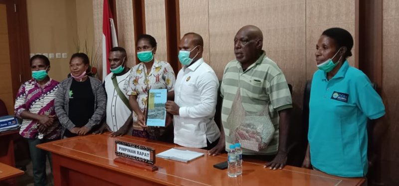 Masyarakat Adat Suku Namblong saat menyerahkan Kertas Kebijakan, foto : nesta/jeratpapua.org