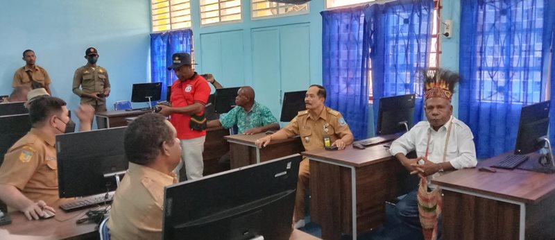 Bupati Jayapura Matius Awoitauw saat meresmikan pelatihan internet Distrik Membangun Distrik (DMD) di Genyem Kota, Distrik Nimboran, Kabupaten Jayapura, foto : nesta/jeratpapua.org