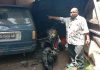 Direktur LBH Papua Emanuel Gobai saat Menujukan Kondisi Barang Bukti Kendaraan yang di Bakar, foto : nesta/jeratpapua.org