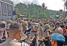 Masa Aksi Demo Tolak DOB dan Otsus Jilid 2 di Jalan Buper Waena saat di Bubarkan Polisi, foto : nesta /jeratpapua.org