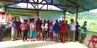 Masyarakat Adat Kemtuk Kampung Mamei saat membacakan pernyataan sikap usai Musyawarah Masyarakat Adat Kemtuk di Nimboran, foto : nesta/jeratpapua.org