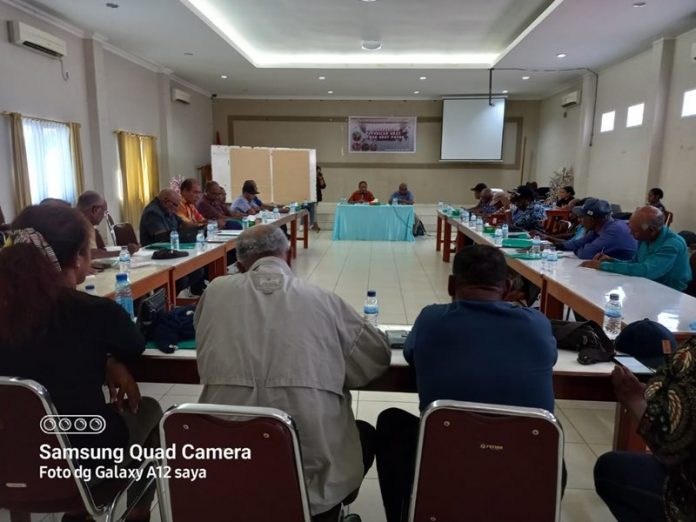 Pembukaan Kegiatan Lokakarya Peradilan Adat yang di Gelar Yayasan Anak Dusun Papua di Jayapura, foto : nesta/jeratpapua.org Pembukaan Kegiatan Lokakarya Peradilan Adat yang di Gelar Yayasan Anak Dusun Papua di Jayapura, foto : nesta/jeratpapua.org