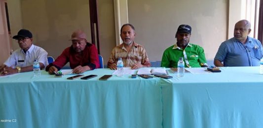 Dari ujun Kiri Ketua Representasi Mee- Pago Herman Sayori , Ketua Dewan Adat Papua (DAP) Mananwir Yaranga Tengah dan Sekjen Dewan Adat Papua (DAP) Leonard Imbiri di wakili Dewan Adat Suku La Pago Lemok Mabel Kanan, dan Yan Warinusi dari Dewan Adat Doberay, foto : nesta/jeratpapua.org