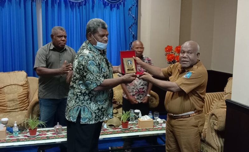 Asisten III Bidang Administratif Umum Pemda Kabupaten Jayapura Dr. Timotius .J. Demetouw dan Ketua Dewan Adat Kaimana Yohanes Warfete, foto : nesta/jeratpapua.org