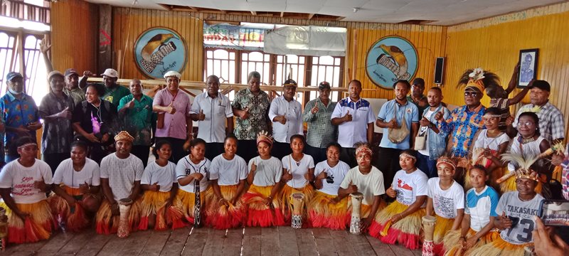 Ketua Dewan Adat Kaimana (DAK) Yohanes Warfete dan Kepala Administrator Kampung Adat Heram Ayapo Lewi Puhili saat berfoto bersama Penari di Obhe Ondofolo Haram Ayapo, foto : nesta /jeratpapua.org