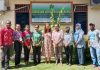 Mahasiswa Hubungan Internasional (HI) Uncen saat foto bersama Dosen pendamping dan Staf Jerat Papua, foto : nesta /jeratpapua.org