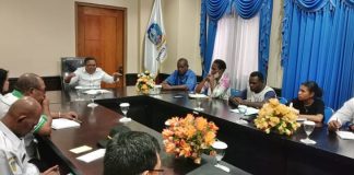 Sekda Kabupaten Jayapura Hana Hikoyabi saat membuka Rapat Evaluasi Peninjauan Kembali Perijinan Perkebunan Kelapa Sawit di Kabupaten Jayapura , foto : nesta/jeratpapua.org