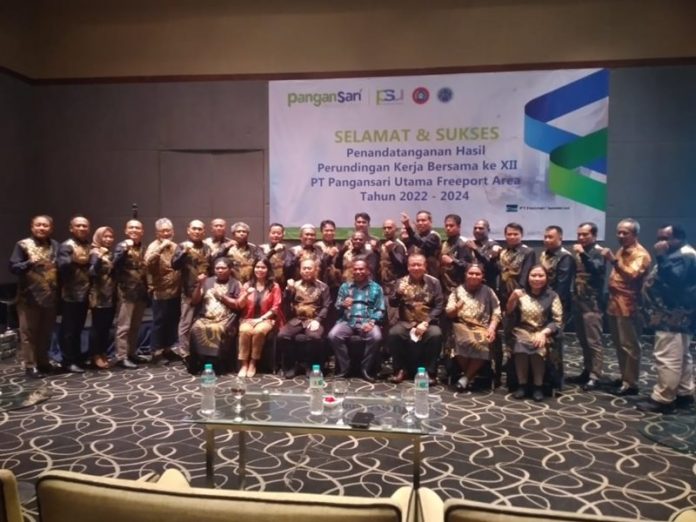 Serikat Pekerja Freeport Area PT Pangansari UtamaTanda Tangani Hasil Perundingan dengan Manajemen PT Pangansari Utama, foto : nesta/jeratpapua.org Serikat Pekerja Freeport Area PT Pangansari UtamaTanda Tangani Hasil Perundingan dengan Manajemen PT Pangansari Utama, foto : nesta/jeratpapua.org