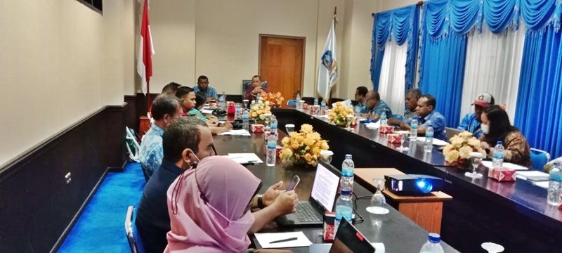 Asisten II Bidang Perekonomian Joko Sunaryo saat memimpin Worshop Pembentukan Ekonomi Hijau berbasis Komunal, foto : nesta/jeratpapua.org