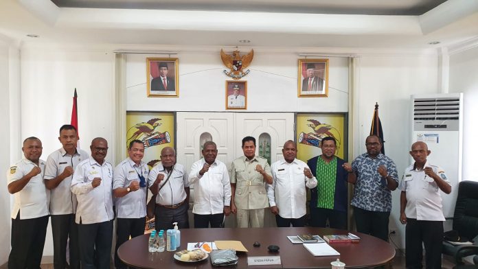 Bupati Jayapura Mathius Awoitauw dan Sekda Papua Ridwan Rumasukun serta OPD Terkait Pemda Kabupaten Jayapura dalam Pemaparan Kongres AMAN ke-IV di Jayapura, foto ; nesta/jeratpapua.org Bupati Jayapura Mathius Awoitauw dan Sekda Papua Ridwan Rumasukun serta OPD Terkait Pemda Kabupaten Jayapura dalam Pemaparan Kongres AMAN ke-IV di Jayapura, foto ; nesta/jeratpapua.org