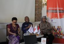 Bupati Mathius Awoitauw saat berdiskusi dengan Pantia Kongres AMAN Pusat, foto : nesta/jeratpapua.org