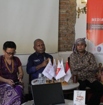 Bupati Mathius Awoitauw saat berdiskusi dengan Pantia Kongres AMAN Pusat, foto : nesta/jeratpapua.org