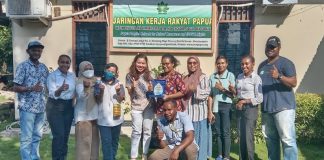 Mahasiswa Jurusan Hubungan Internasional (HI) yang magang selama satu bulan di Kantor Jerat Papua saat penarikan , foto : nesta/jeratpapua.org