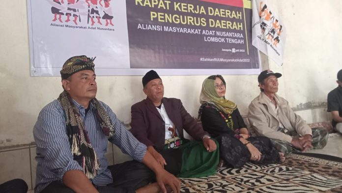 Masyarakat Adat Lombok Tengan saat Pernyataan Sikap Siap sukseskan KMAN VI, foto : aman , jeratpapua.org Masyarakat Adat Lombok Tengan saat Pernyataan Sikap Siap sukseskan KMAN VI, foto : aman , jeratpapua.org