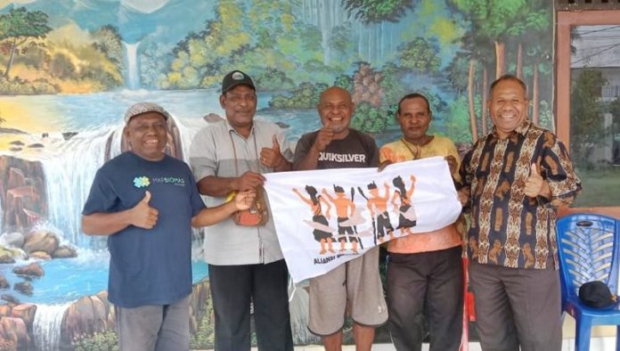 Panitia Lokal KMAN VI saat berkunjung ke Sentani Timur di Kampung Hebaebhulu Yoka , foto : nesta/jeratpapua.org Panitia Lokal KMAN VI saat berkunjung ke Sentani Timur di Kampung Hebaebhulu Yoka , foto : nesta/jeratpapua.org