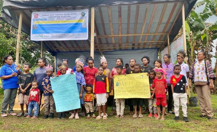 Perempuan Adat di Wilayah Lembah Grime Nawa yang tetap eksis menjaga hutan untuk Keberlangsungan Kehidupan anak cucu mereka , foto ; nesta/jeratpapua.org Perempuan Adat di Wilayah Lembah Grime Nawa yang tetap eksis menjaga hutan untuk Keberlangsungan Kehidupan anak cucu mereka , foto ; nesta/jeratpapua.org