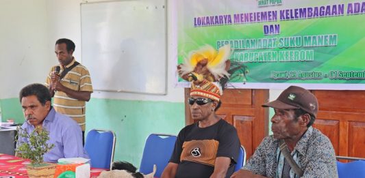 Perwakilan Jerat Papua Engel Dimara (kanan) Ketua Dewan Adat Keerom Jack Makawa (tengah) dan Kepala Kampung Pyawi (kiri ), foto : nesta/jeratpapua.org