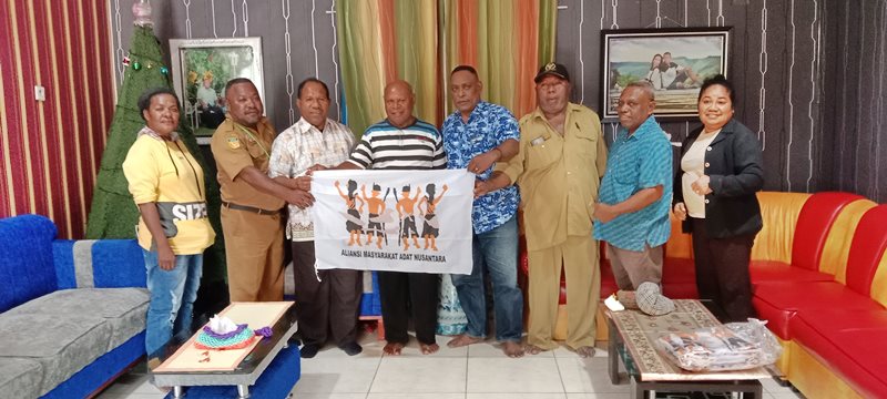Tokoh Adat Kampung Waena saat berpose bersama Panitia Lokal KMAN VI di Kampung Waena, foto : nesta /jeratpapua.org