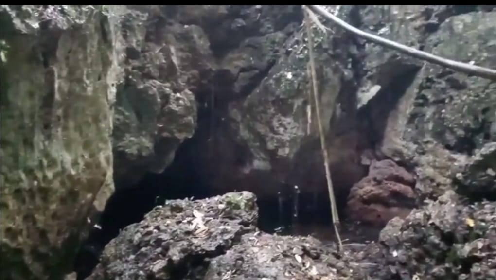 Goa Jepang terletak di Teluk Yope Kampung Dondai. foto : nesta/jeratpapua.org
