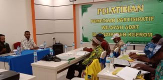 Perwakilan Jerat Papua Sabata Rumadas (kanan) dan Sekretaris Umum Dewan Adat Keerom Raymond May (kri) saat membuka Kegiatan Pelatihan Pemetaan Partisipatif wilayah Adat di Kabupaten Keerom , foto : nesta/jeratpapua.org