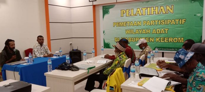 Perwakilan Jerat Papua Sabata Rumadas (kanan) dan Sekretaris Umum Dewan Adat Keerom Raymond May (kri) saat membuka Kegiatan Pelatihan Pemetaan Partisipatif wilayah Adat di Kabupaten Keerom , foto : nesta/jeratpapua.org Perwakilan Jerat Papua Sabata Rumadas (kanan) dan Sekretaris Umum Dewan Adat Keerom Raymond May (kri) saat membuka Kegiatan Pelatihan Pemetaan Partisipatif wilayah Adat di Kabupaten Keerom , foto : nesta/jeratpapua.org