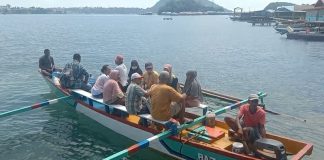 Warga Kampung Kayu Pulo saat melakukukan perjalanan penyebrangan dari Dermaga Penyebrangan Weref, foto : nesta/jeratpapua.org
