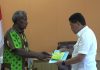 Bupati Kepulauan Yapen Toni Tesar saat menerima Pemberian Buku SOP Kelembagaan dan Peradilan Adat dari Ketua DAS Suku Berbai, foto : nesta /jeratpapua.org