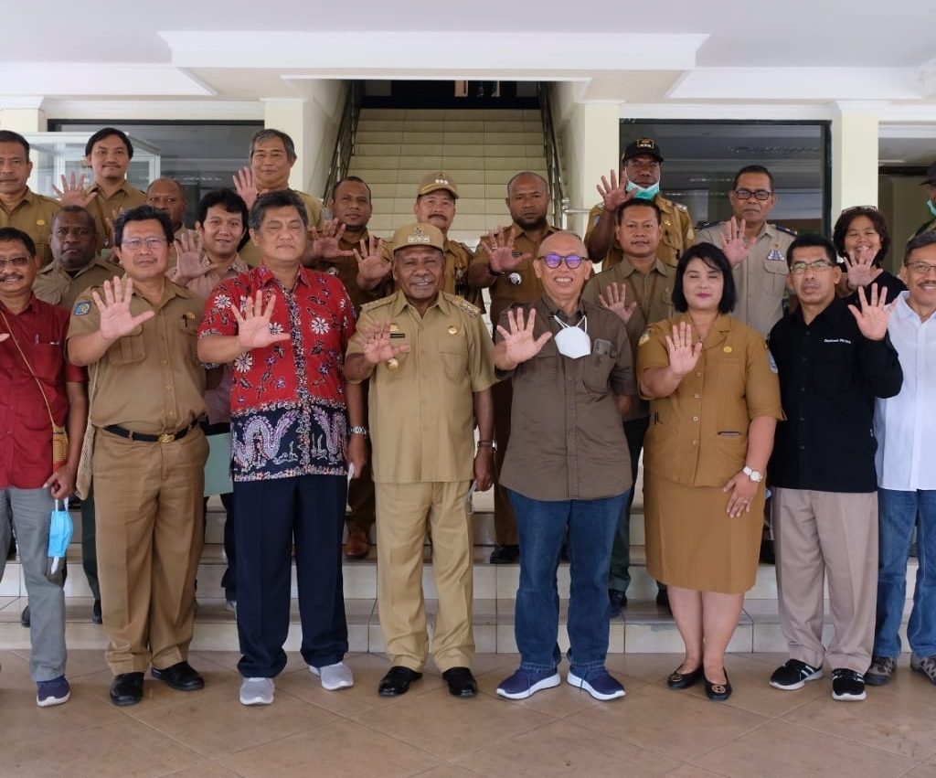 Bupati Jayapura Mathius Awoitauw saat menunjukan hasil Verifikasi Hutan Adat oleh Tim Verifikasi dan KLHK di Kabupaten Jayapura , foto : nesta/jeratpapua.org