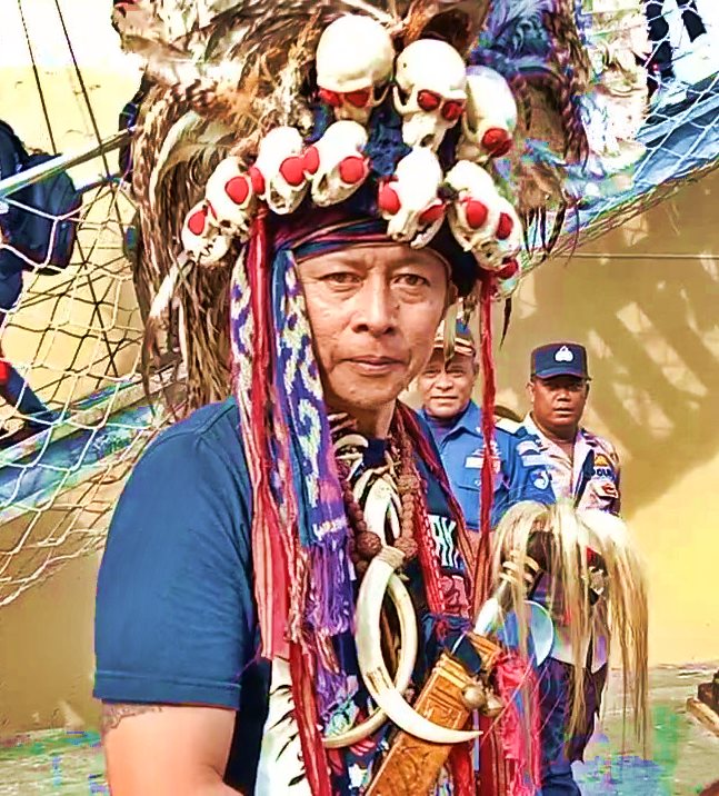 Masyarakat Adat Sulut Minahasa dengan Aksesoris Kebesaran, foto : nesta./jeratpapua.org