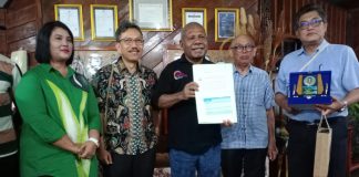 Bupati Jayapura Mathius Awoitauw saat menunjukan hasil Verifikasi Hutan Adat oleh Tim Verifikasi dan KLHK di Kabupaten Jayapura , foto : nesta/jeratpapua.org