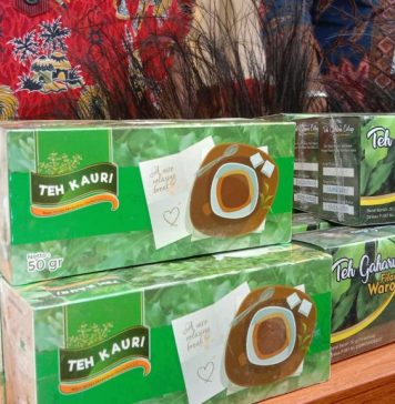 Teh Gaharu Salah satu Produk Lokal yang di Tampilkan pada Pameran UMKM KMAN VI, foto : nesta /jeratpapua.org